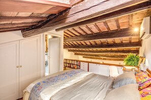 Room - Lungaretta Hidden Gem (Rome)