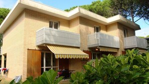 A two-story building with a flat roof and a balcony on the second floor. - Ville Schiera (San Michele al Tagliamento)