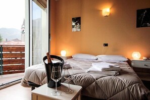 Habitación doble, 1 cama Queen size, para no fumadores | Caja de seguridad en la habitación, escritorio y cunas gratuitas