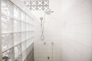 Shower, hair dryer, towels, soap - Charming casa, 1 block to the beach- safe, quiet, excellent wifi, AC (Punta de Mita)