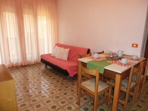 Appartement, 2 chambres | Repas dans la chambre