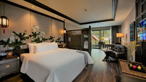 Une chambre d’hôtel avec un grand lit, un bureau et une télévision.