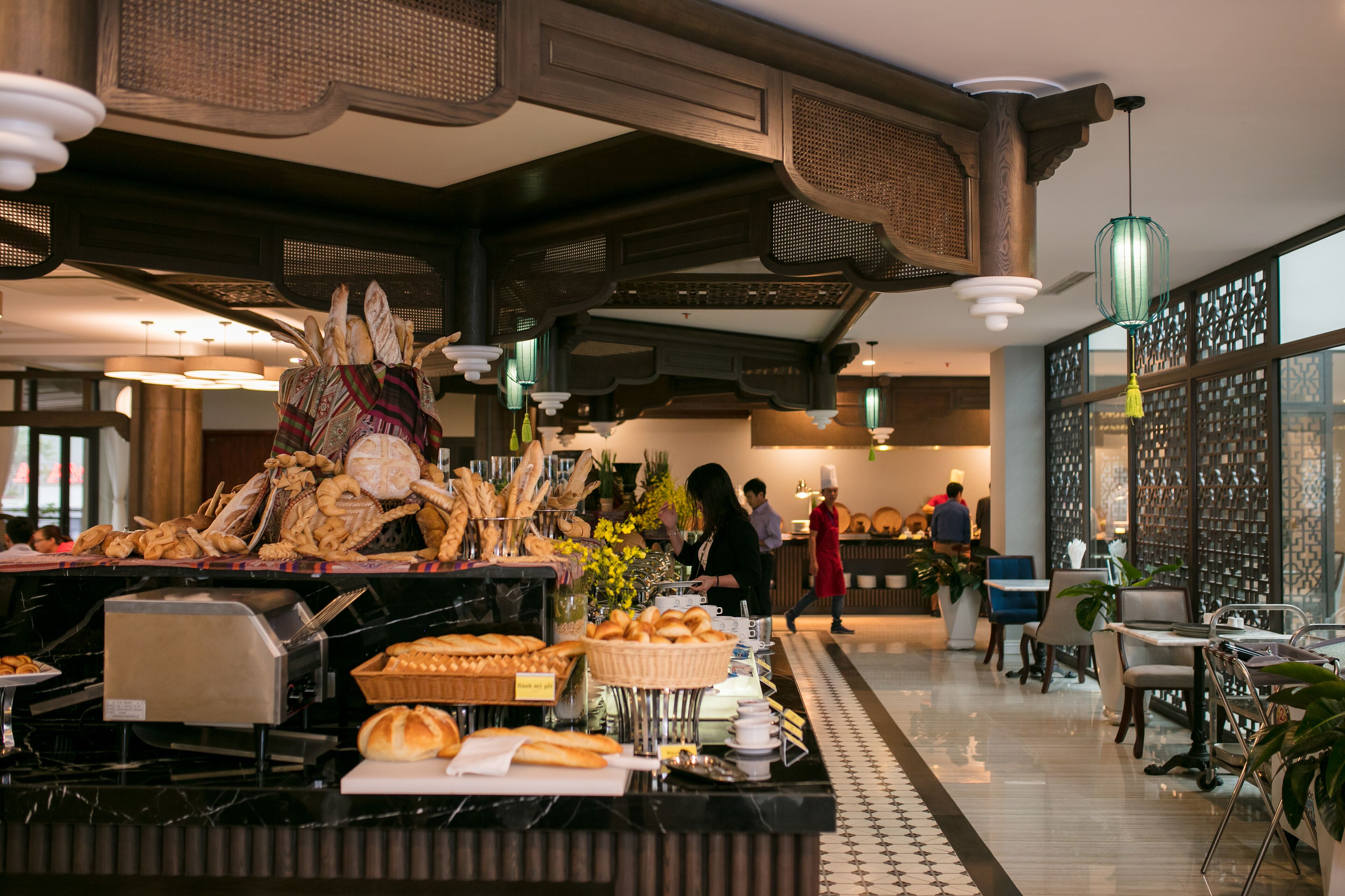 Se sirven desayunos, comidas, cenas y cocina local e internacional 