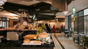 Un espace buffet proposant divers plats et une zone de restauration avec des tables et des chaises.