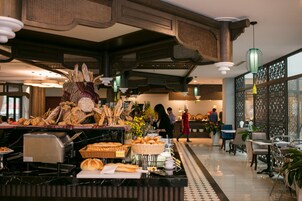 Breakfast, lunch, dinner served; local and international cuisine 