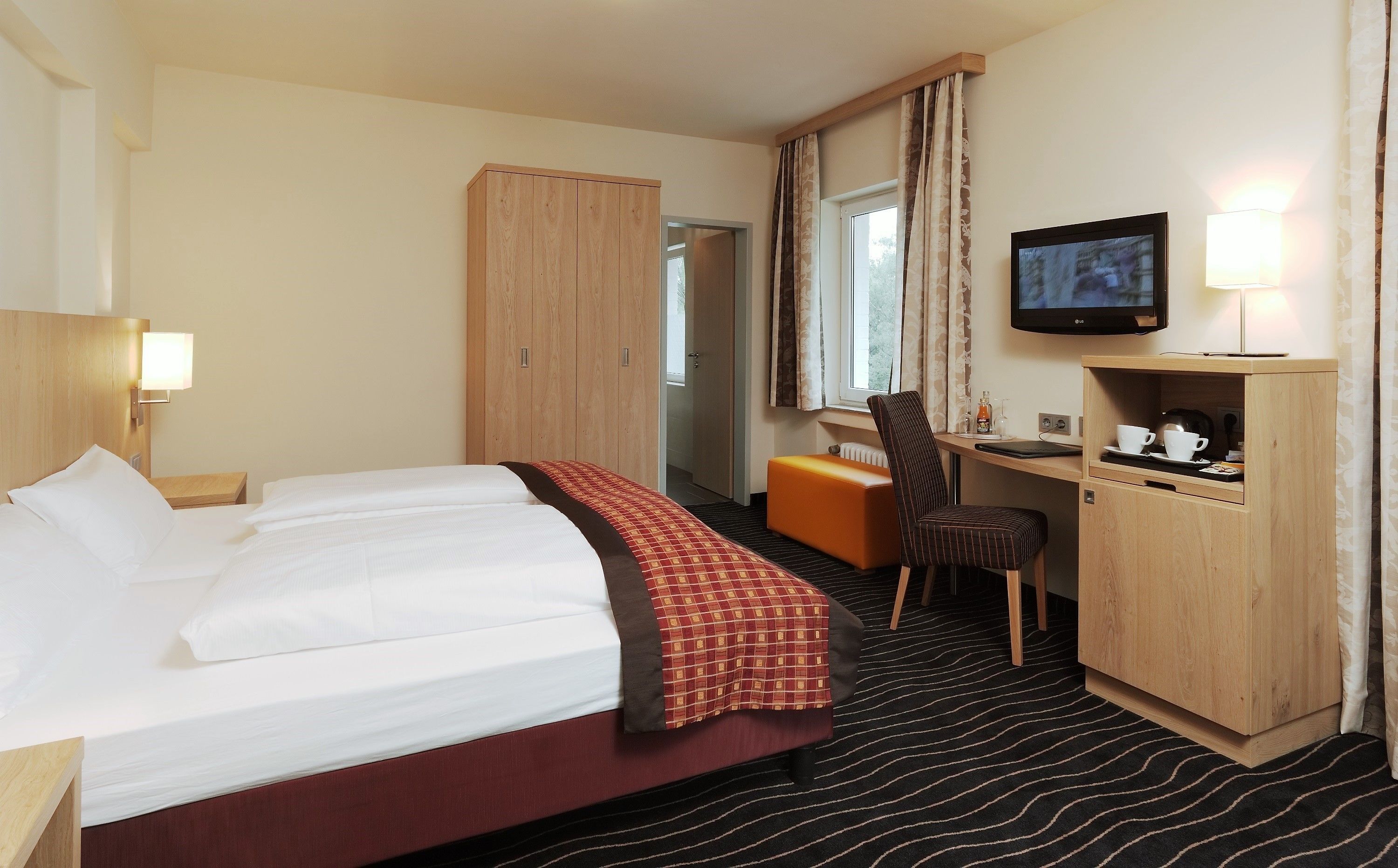 1 bedroom, in-room safe, iron/ironing board, rollaway beds