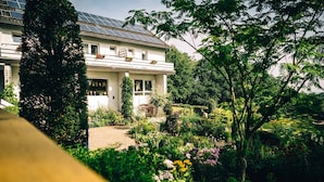 A two-story house with a garden in front. - Berghotel Hohe Mark (Reken)