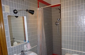 A bathroom with a shower, a sink, a mirror, and a toilet. - Da Giosuè Affittacamere (Florence)