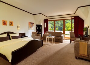 Chambre Confort double, accessible aux personnes à mobilité réduite | Coffre-fort, lit de bébé (supplément), accès au Wi-Fi (inclus)