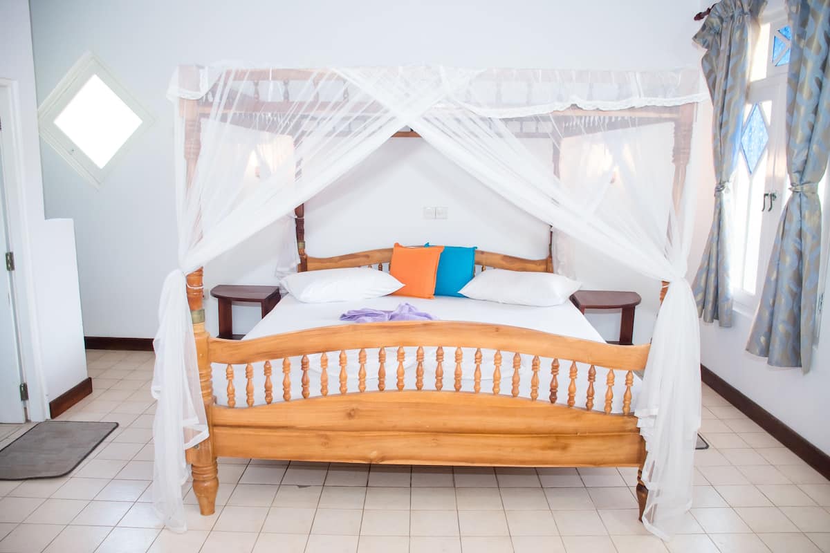 Deluxe Suite, 1 King Bed, Non Smoking, Sea View | In-room safe, blackout curtains, soundproofing, free WiFi