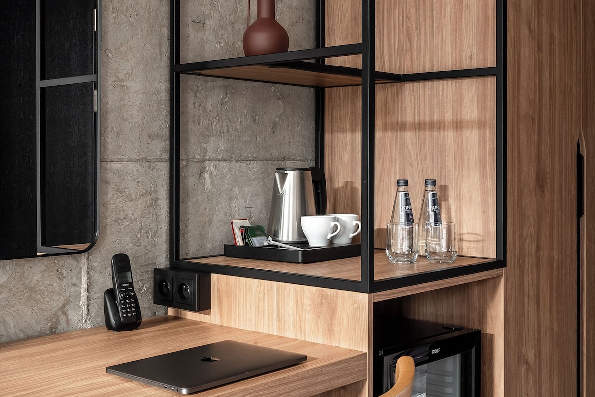 1 habitación, escritorio y espacio para trabajar con laptop