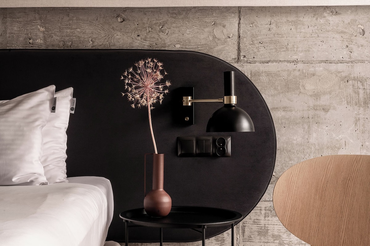 1 habitación, escritorio y espacio para trabajar con laptop
