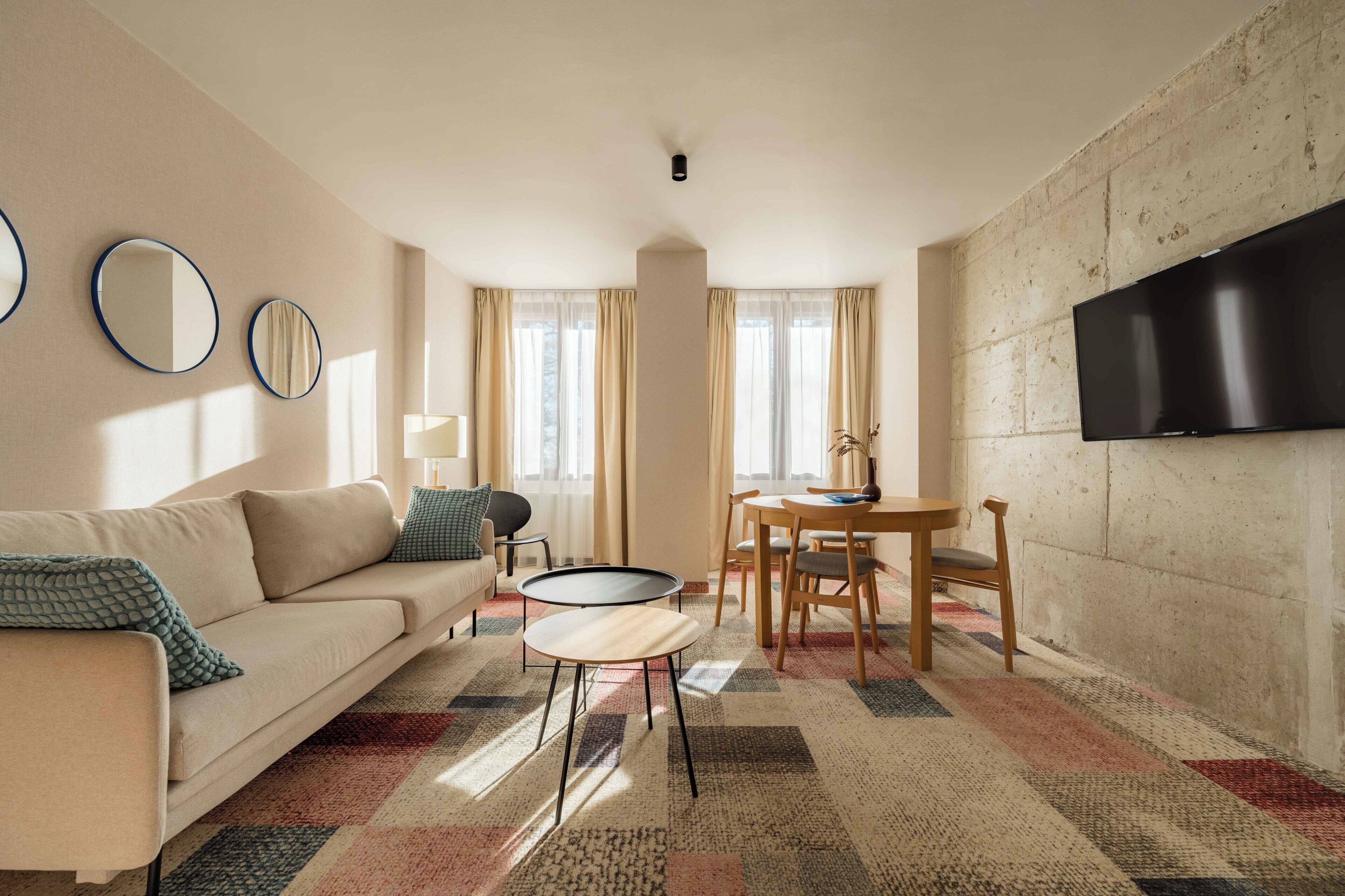 شقة إستديو سوبيريور | مكتب ومساحة عمل للكمبيوتر المحمول ومكواة/لوح كي وواي فاي مجانًا