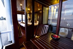Suite Double or Twin Room, Balcony | Bed sheets - Renea Cruises Halong (Ha Long)