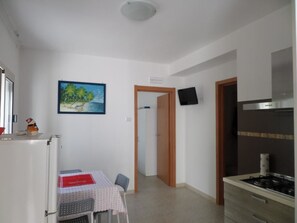 Apartment, 1 Schlafzimmer, Terrasse, Erdgeschoss | Eigene Küche | Großer Kühlschrank