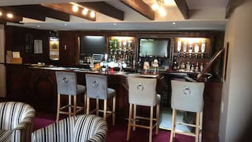 2 bars/lounges