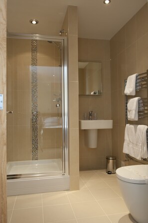 Shower, free toiletries, towels - The Harp Inn (Haverfordwest)