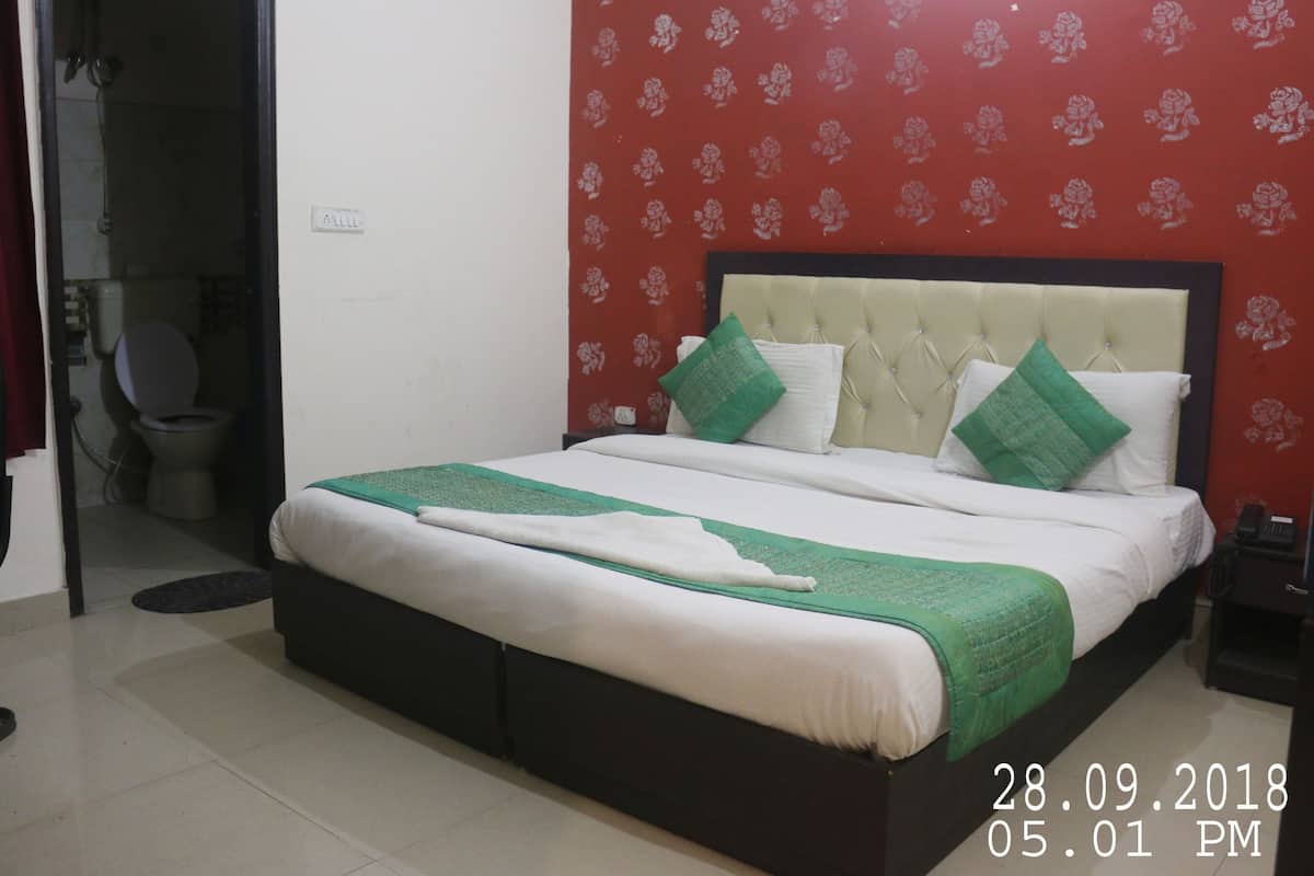 Deluxe Double Room, 1 Queen Bed, Non Smoking | Rollaway beds (surcharge), WiFi (free)