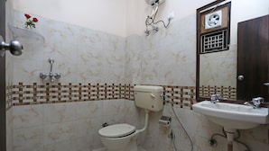 Deluxe Double Room, 1 Queen Bed, Non Smoking | Bathroom - Hotel Aero Fly (New Delhi)