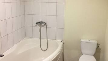 Huoneisto, 2 makuuhuonetta | Kylpyhuone | Ilmaiset hygieniatuotteet, hiustenkuivaaja, kylpytakit, tohvelit