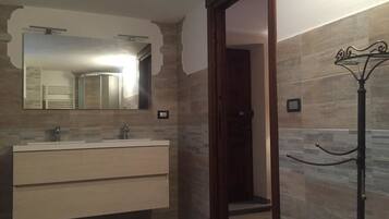 Shower, free toiletries, hair dryer, bidet