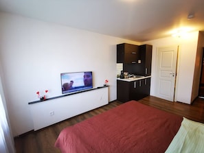Tabla de planchar con plancha, wifi gratis y ropa de cama 