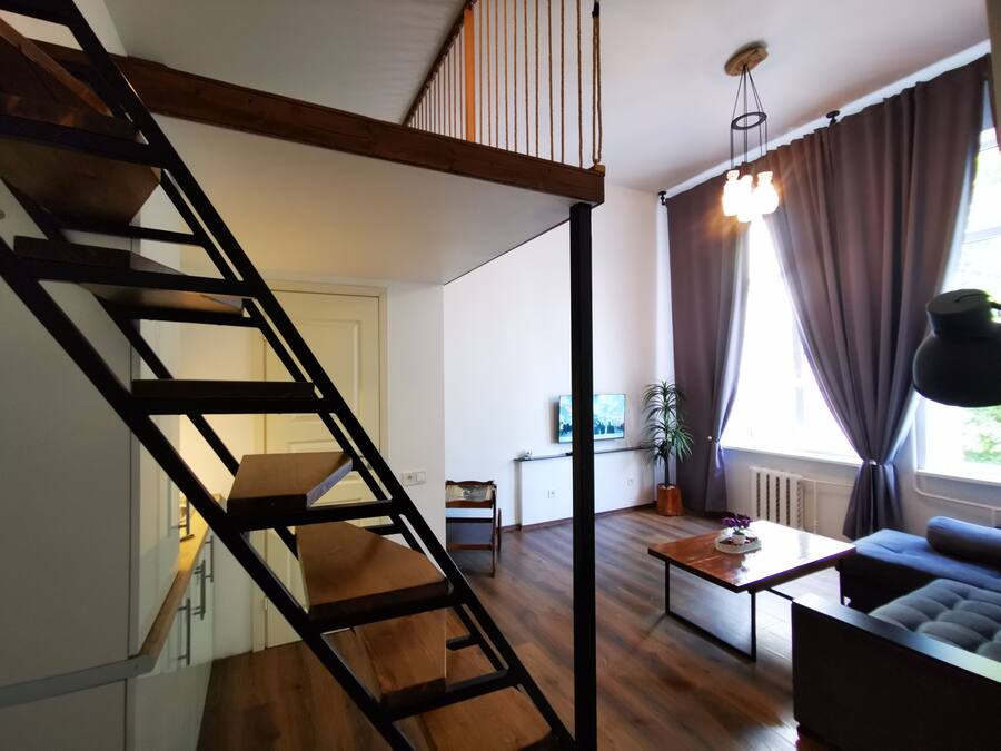 Tabla de planchar con plancha, wifi gratis y ropa de cama