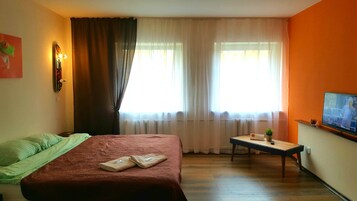 Tabla de planchar con plancha, wifi gratis y ropa de cama 