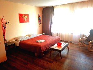 Apartamento urbano, 1 quarto | Ferros/tábuas de passar roupa, Wi-Fi de cortesia, roupa de cama