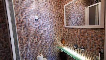 City-Apartment, 1 Queen-Bett, Nichtraucher | Badezimmer | Dusche, kostenlose Toilettenartikel, Haartrockner, Handtücher