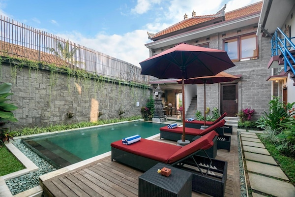 Kolam renang outdoor, dengan payung kolam renang