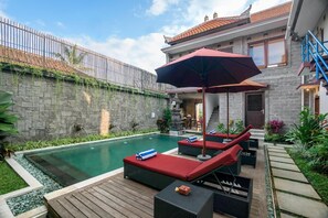 Outdoor pool, pool umbrellas - Hartaning House by GenuineHost (Ubud)