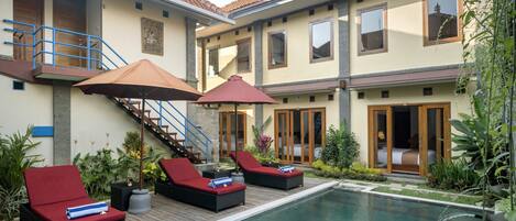 Una piscina al aire libre, sombrillas