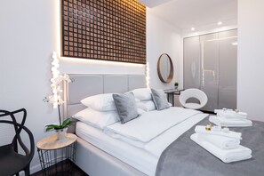 Deluxe Apartment | Soundproofing, iron/ironing board, cribs/infant beds, free WiFi
