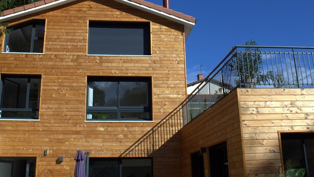 A modern wooden house with a balcony, large windows, and a chimney. - Effet Lodge (Saint-Cyr-au-Mont-d'Or)