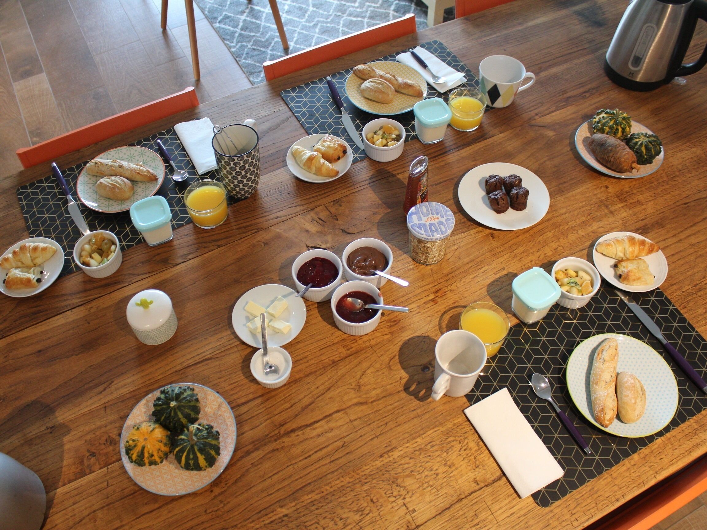 Un buffet de petit-déjeuner proposant une variété d’aliments et de boissons.