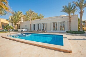 Outdoor pool - Chic 4-Bedroom White Villa for Rent in El Gouna Egypt (El Gouna)