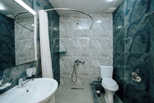 Deluxe Twin Room | Bathroom | Bathtub, free toiletries, hair dryer, slippers