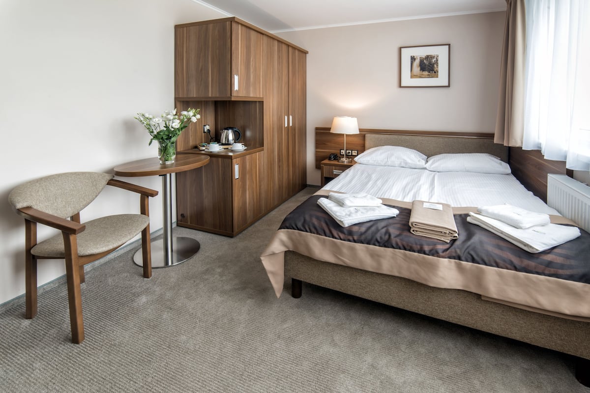 In-room safe, desk, soundproofing, iron/ironing board
