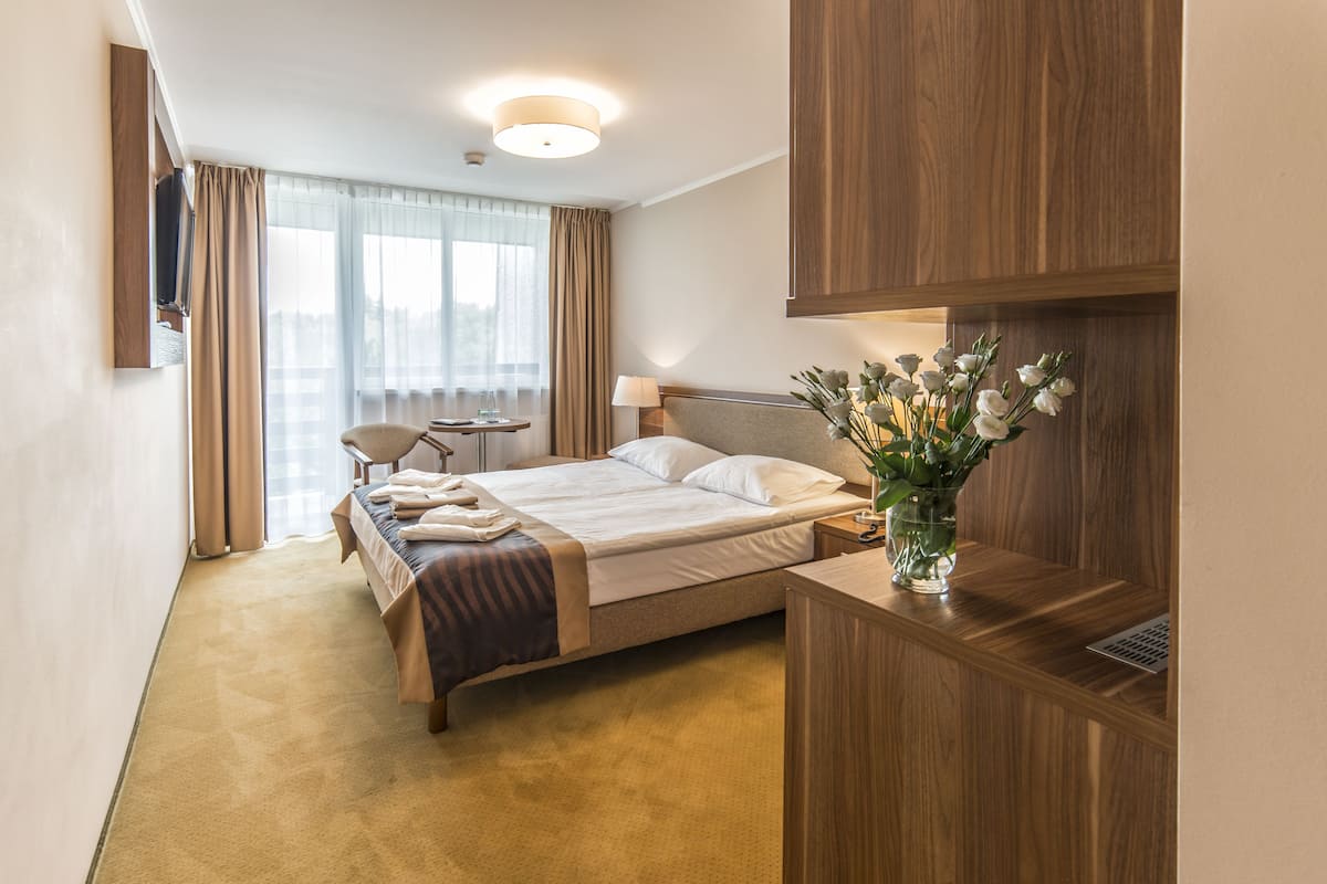 standard room, 1 queen bed, non smoking | in-room safe, desk, soundproofing, iron/ironing board