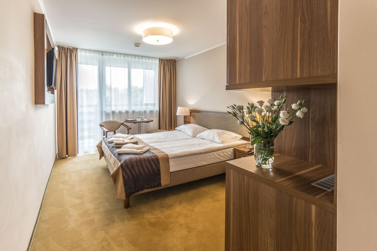Standard Room, 1 Queen Bed, Non Smoking | In-room safe, desk, soundproofing, iron/ironing board