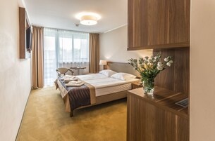 Standard Room, 1 Queen Bed, Non Smoking | In-room safe, desk, soundproofing, iron/ironing board