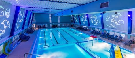 Innenpool, geöffnet von 09:00 Uhr bis 21:00 Uhr, Liegestühle