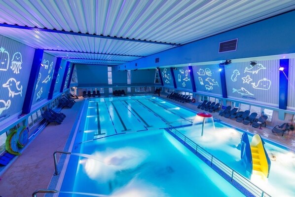 Piscine couverte, accès possible de 09 h 00 à 21 h 00, chaises longues 