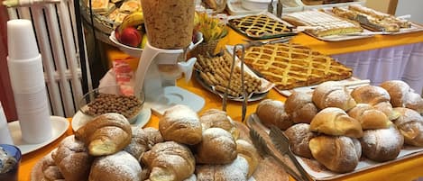 Petit déjeuner continental (7 EUR par personne)