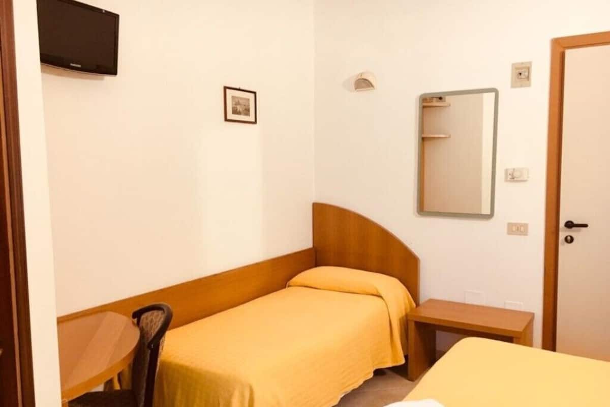 Driepersoonskamer, balkon | Een kluis op de kamer, individueel gedecoreerd, individueel gemeubileerd