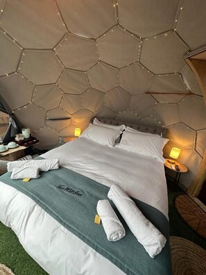 Tienda de diseño | Tabla de planchar con plancha, wifi gratis, ropa de cama