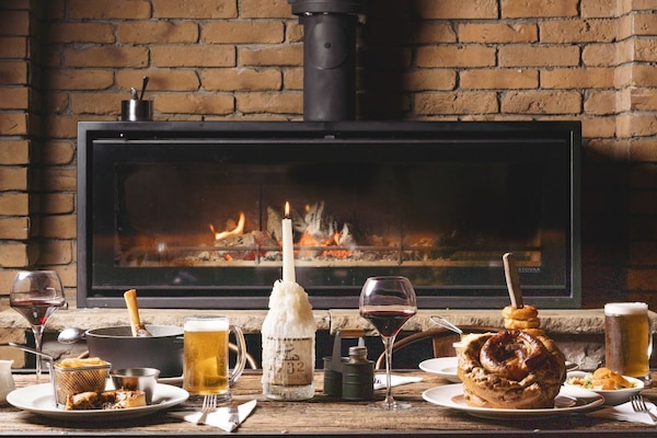 Déjeuner et dßner servis sur place, spécialités Cuisine locale