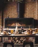 供应午餐和晚餐，地方菜