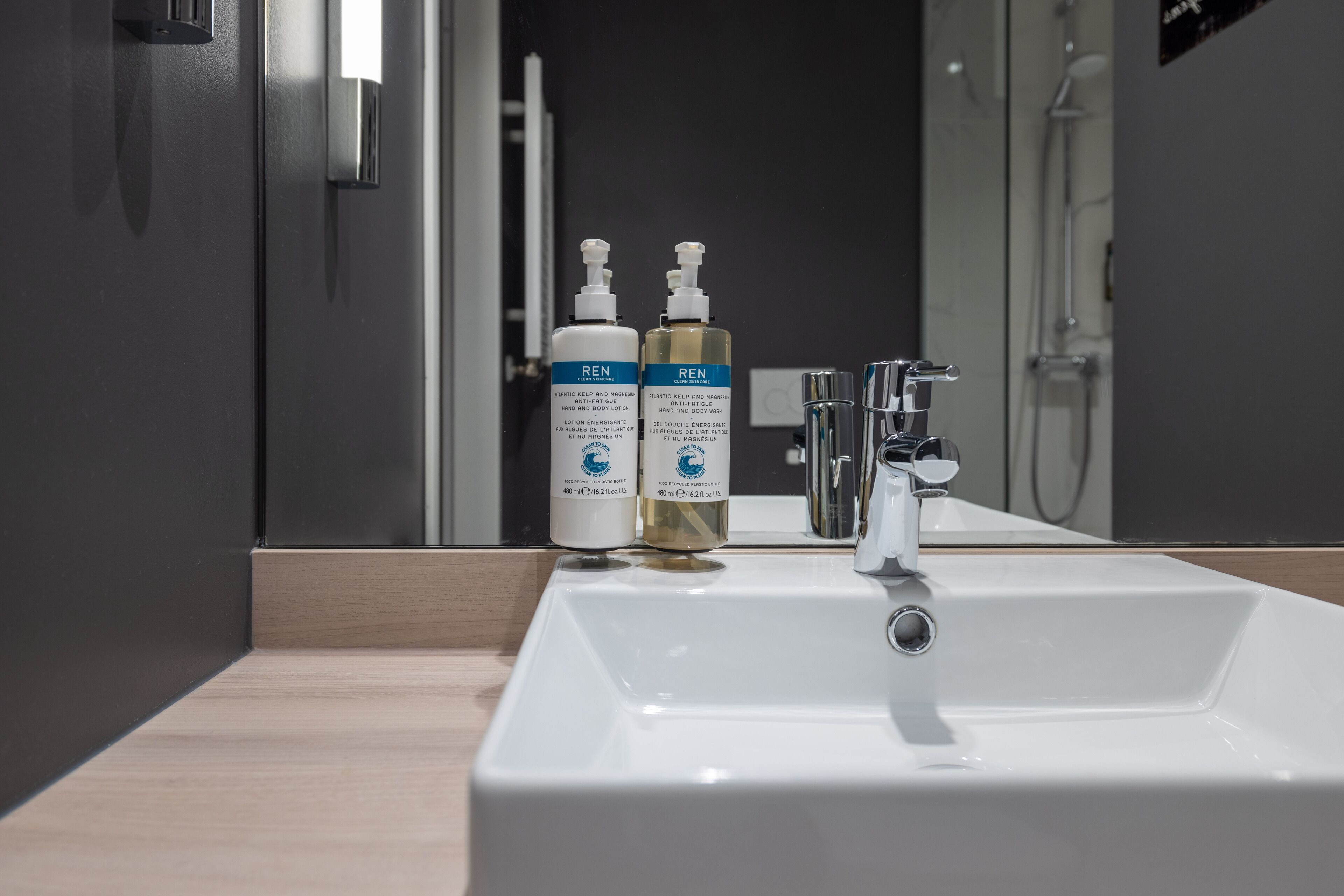 Einzelzimmer | Badezimmer | Dusche, Designer-Toilettenartikel, Haartrockner, Handtücher